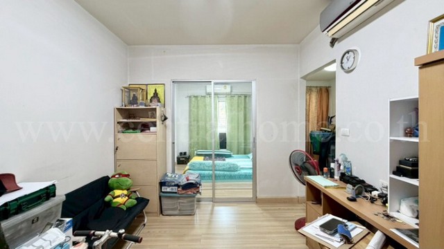 รหัสทรัพย์&nbsp; N0877คอนโด เดอะ คิทท์ แจ้งวัฒนะ ใกล้ MRT สถานีเลี่ยงเมืองปากเกร็ด ราคาถูกที่ตั้ง :&nbsp;ถนนแจ้งวัฒนะ ตำบลปากเกร็ด อำเภอปากเกร็ด จังหวัดนนทบุรี 11120รายละเอียดทรัพย์&nbsp;-&nbsp;คอนโด Low-Rise 6 ชั้น ห้องอยู่ชั้นที่ 1 ตึก A ขนาดพื้นที่ใช้สอย 28.88 ตารางเมตร- One bedroom 1&nbsp;ห้องนอน, 1 ห้องน้ำ, 1 ห้องนั่งเล่น, 1 ห้องครัว, 1 ที่จอดรถ-&nbsp;แอร์ 2 เครื่อง,&nbsp;เครื่องทำน้ำอุ่น 1 เครื่อง&nbsp;- ค่าส่วนกลาง 30 บา�