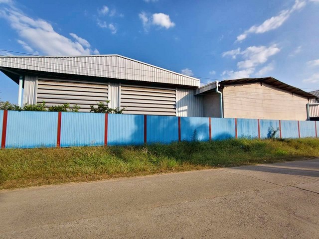 #ขายโกดังโรงงานบ่อทองชลบุรี#ขายที่ดินพร้อมสิ่งปลูกสร้างบ่อทอง????บนเนื้อที่   4-2-73  ไร่????ต.สุวรรณ อ.บ่อทอง  จ.ชลบุรี????พื้นที่สีเหลืองอ่อนเขต EEC  ✅ธุรกิจเดิมผลิตไม้พาเลท????ราคาขาย  18.5  ล้านบาท         ค่าโอน 50 /50✴️รายละเอียดทรัพย์????เนื้อที่ดิน  4-2-73  ไร่????ติดถนน 2 ด้านเข้าออกสบาย????มีพื้นที่เหลือประมาณ 2 ไร่ 2 งาน     สำหรับก่อสร้างเพิ่มเติม????โกดังพื้นรวม 1,967ตรม    *โกดัง1. ขนาด 324 ตรม    *โกด�