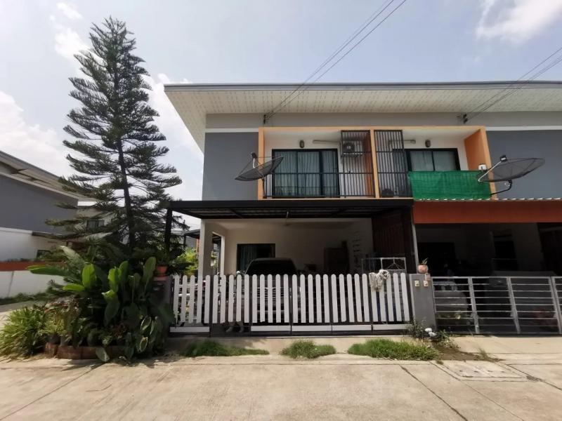    ขาย ทาวน์เฮ้าส์ โครงการ  มณีรินทร์ โมเดิร์น โฮม บ่อวิน    ถนน ฉะเชิงเทรา-สัตหีบ ตำบล บ่อวิน อำเภอ ศรีราชา จังหวัด ชลบุรี  ราคา  2,200,000  บาท  (ต่อรองราคาได้)  รายละเอียดบ้าน ▸ เนื้อที่ 27.60 ตารางวา  พื้นที่ใช้สอย 142.26 ตารางเมตร ▸ บ้านหันไปทางทิศใต้  พิกัดบ้าน : https://maps.app.goo.gl/8UBrsM6Wmms6M2Mt8  สถานที่ใกล้เคียง   ▸ โรงพยาบาลปิยะเวชช์ บ่อวิน ▸ โรบินสันไลฟ์สไตล์ บ่อวิน ▸ โลตัส บ่อวิน ▸ บิ๊กซี ซูเปอร�