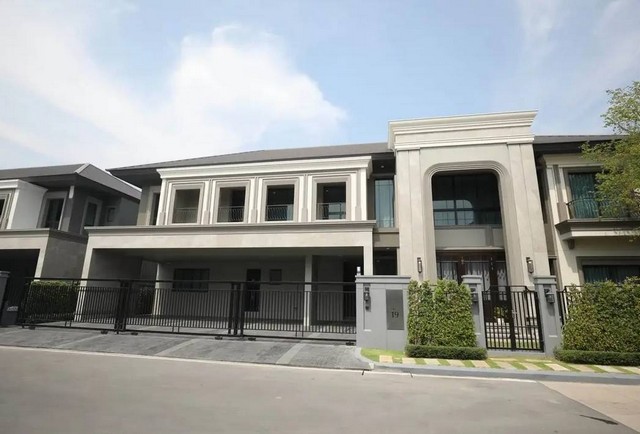 ขายบ้านหรู กรุงเทพกรีฑา ราคา 49 ล้านบาท (พร้อมอยู่)Grand Bangkok Boulevard Krungthepkreethaแรงบันดาลใจจาก Wurzburg Palace, Germanyหลังใหญ่สุดในโครงการ วิวสวนส่วนกลาง บ้านใหม่ ตกแต่งครบรายละเอียดเด่น- ที่ดิน 127 ตร.ว.  พื้นที่ใช้สอย 604 ตร.ม.- 5 ห้องนอน (2 Master + Jacuzzi) 6 ห้องน้ำ- 2 ห้องนั่งเล่น Family Area Dining XL- 2 ห้องแม่บ้าน จอดรถ 5 คัน- ระบบ Smart Home, Face Scan Door Lock, CCTV, Solar Cell, Air Purifyingทำเลพรีเมียมเดินทางแค่ 10 นาที- สนามบินสุวรรณภูมิ- รร.นานาชาติ Brighton & Welling