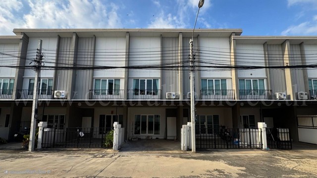 รหัสทรัพย์ : 6806ทาวน์โฮม เฌอ วัชรพล ฟังก์ชั่น บ้านเดี่ยว ขายพร้อมผู้เช่า&nbsp;ที่ตั้ง :&nbsp;ซอย 70 สุขาภิบาล 5 แขวงออเงิน เขตสายไหม กรุงเทพมหานคร 10220รายละเอียดทรัพย์- ทาวน์โฮม&nbsp;2 ชั้น&nbsp;เนื้อที่ 19.4 ตารางวา พื้นที่ใช้สอย 130&nbsp;ตารางเมตร- 3&nbsp;ห้องนอน, 2&nbsp;ห้องน้ำ, 1 ห้องนั่งเล่น, 1 ห้องครัว, 2 ที่จอดรถ- แอร์ 2&nbsp;เครื่อง, Built in ชุดครัว,&nbsp;ปั๊มน้ำ+แทงค์น้ำ 1 ชุด, ผ้าม่านทั้งหลัง- พื้นชั้นบนลามิเน�