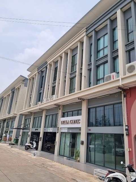 BH3859 ให้เช่าอาคารพาณิชย์ 3.5 ชั้น เสนา อเวนิว 2 รังสิต คลอง 1 ติดถนนหลัก ทำเลชุมชนติดต่อ Agent คุณบัว (Bua)Tel: 093-646-4597 LINE ID: Bua093ราคาเช่า 19,000 บาท ต่อเดือนให้เช่าอาคารพาณิชย์ 3 ชั้นครึ่ง ทำเลศักยภาพ หน้าโครงการเสนา อเวนิว 2 รังสิต คลอง 1ติดถนนหลัก ใกล้แหล่งชุมชนขนาดใหญ่ รายล้อมด้วยหมู่บ้านมากกว่า 1,000 หลังคาเรือนเหมาะทั้งอยู่อาศัย เปิดหน้าร้าน ทำออฟฟิศ หรือธุรกิจค้าขายจุดเด่นทำเลอา�