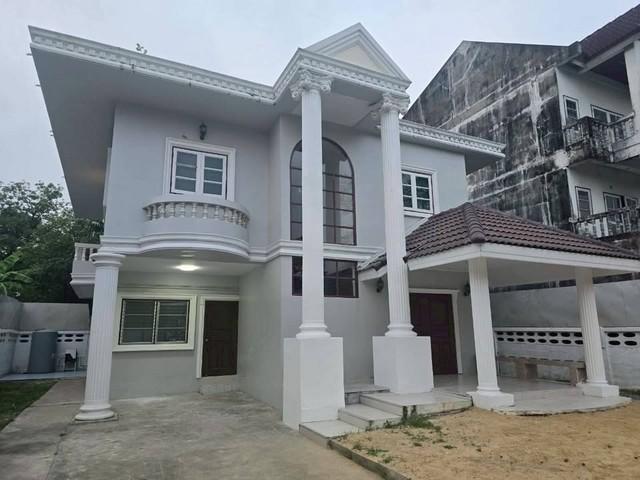 ขายบ้านเดี่ยว 2 ชั้น 100 ตร.ว. ย่านรามคำแหง 68 ใกล้เดอะมอลล์ บางกะปิราคาขาย 12,000,000 บาทราคาเช่า 40,000 บาท / เดือนที่ตั้ง ถนนรามคำแหง ซอยรามคำแหง 68 แขวงหัวหมาก บางกะปิ กรุงเทพมหานคร 10240ติดต่อ : คุณภัสพงณ์ 0634098164Line : binkem22https://www.facebook.com/profile.php?id=61581484955548เนื้อที่ 100 ตารางวา พื้นที่ใช้สอย 280 ตารางเมตร จำนวน 2 ชั้น 4 ห้องนอน 3 ห้องน้ำมีห้องแม่บ้าน + ห้องน้ำ จอดรถ 4 คันรายละเอียด- ชั้นล่างกั้นห้องแล้ว 2 ห้อง �