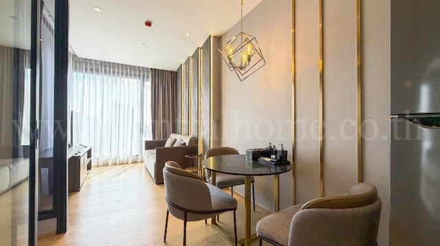 รหัสทรัพย์ 6942ให้เช่า คอนโด แอชตัน อโศก - พระราม 9 ห้องสวย พร้อมเข้าอยู่ ใกล้ MRT สถานีพระราม 9ที่ตั้ง :&nbsp;ถนนอโศก - ดินแดง แขวงดินแดง เขตดินแดง กรุงเทพมหานคร 10400รายละเอียดทรัพย์-&nbsp;คอนโด Highest class อาคาร ALPHA สูง 46 ชั้น&nbsp;353 ยูนิต&nbsp;Retail : 4 ยูนิต- ห้องอยู่ชั้นที่ 25 พื้นที่ใช้สอย 40.57 ตารางเมตร- 1 ห้องนอน, 1 ห้องน้ำ, 1 ที่จอดรถ, 1 ห้องนั่งเล่น ห้องมุม วิวเมือง (เซ็นทรัล พระราม 9, G-Tower โล่งไม่มีตึกบัง&n