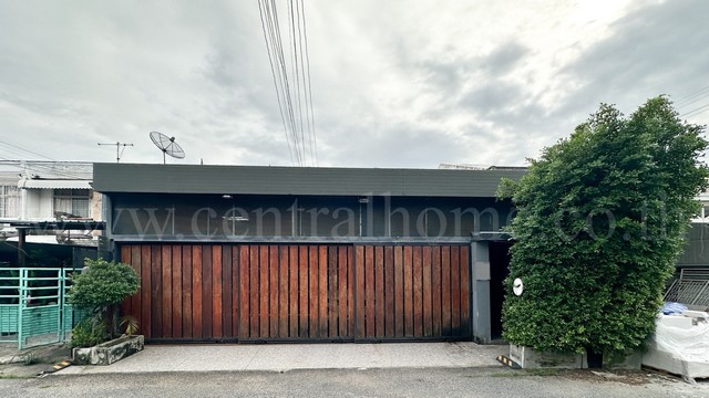 รหัสทรัพย์ : 6949ทาวน์เฮ้าส์&nbsp;พงษ์เพชรวิลล่า 3&nbsp;ทำเลดี ราคาถูกที่ตั้ง :&nbsp;ถนนประชาชื่น&nbsp;ตำบลบางตลาด อำเภอปากเกร็ด จังหวัดนนทุบรี&nbsp;11120รายละเอียดทรัพย์- ทาวน์เฮ้าส์ 2 ชั้น เนื้อที่&nbsp;22 ตารางวา&nbsp;พื้นที่ใช้สอย 100 ตารางเมตร- 2 ห้องนอน,&nbsp;2 ห้องน้ำ,&nbsp;1 ห้องรับแขก, 1 ห้องครัว,&nbsp;1 ที่จอดรถ- แอร์ 2 เครื่อง, เครื่องทำน้ำอุ่น 1 เครื่อง, ปั๊มน้ำ+แทงค์น้ำ 1 ชุด- พื้นชั้นบนกระเบื้อง, พื้นชั