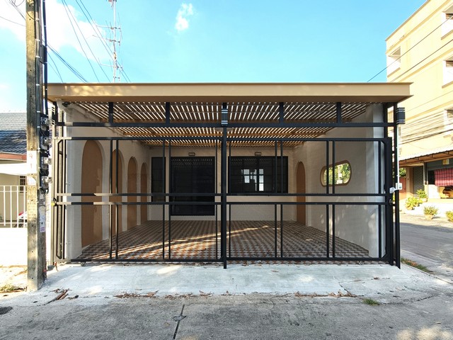 ขายทาวน์เฮ้าส์ 1.5 ชั้น รีโนเวทใหม่ หลังมุม หมู่บ้านทอรุ้ง ซอยนวมินทร์ 111 เนื้อที่ 22.5 ตร.ว. 2 ห้องนอน 1 ห้องน้ำ มีชั้นใต้หลังคา 2 ที่จอดรถ ใกล้ตลาดปัฐวิกรณ์ แม็คโคร นวมินทร์ โรงเรียน โรงพยาบาล และทางด่วน เหมาะสำหรับบ้านหลังแรก งบคุ้มค่า พร้อมเข้าอยู่ ใกล้รถไฟฟ้าสายสีเหลือง สถานีลาดพร้าว 101 อนาคตรถไฟฟ้าสายสีเทา สถานีโยธินพัฒนา ราคาบ้านพุ่งสูงแน่นอนที่ตั้ง หมู่บ้�