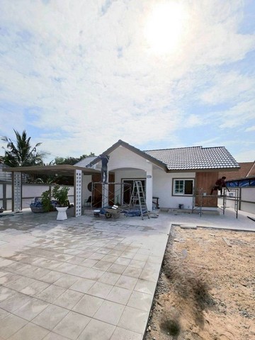 TEL : 092-288 9359 คุณดนิตาLine : https://line.me/ti/p/yxo92dHWP1บ้านเดี่ยวชั้นเดียว บ้านรีโนเวท 90% (โรงโป๊ะ - ตะเคียนเตี้ยซอย 12) ใกล้ถนนสุขุมวิท 1 กม. ถนนหน้าบ้านกว้าง 20 เมตร หน้าบ้านไม่ชนกับใครราคาขาย 2.99 ล้านบาท ฟรีโอนกรรมสิทธิ์ ภาษี อากรรายละเอียด : พื้นที่ 77 ตารางวา 3 นอน 2 น้ำ 4 จอดรถรายการของแถม : - เคาร์เตอร์ครัว - ชั้นวางทีวี- โซฟารับแขก - หลังคาโรงจอดรถ - พร้อมปูกระเบื้องรอบบ้าน- ปูหญ้า - ถังน้ำสำรอง F