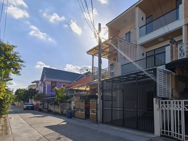 ขายทาวน์โฮม 3 ชั้น รีโนเวทใหม่ทั้งหลัง ลาดพร้าว 94 ซอยอินทราภรณ์ ขนาด 22 ตร.วา 4 ห้องนอน 5 ห้องน้ำ พื้น SPC ทั้งหลัง แถมครัวใหม่ จอดรถในบ้าน ใกล้รถไฟฟ้าสายสีเหลือง สถานีโชคชัย 4 และลาดพร้าว 83 ใกล้ CDC เซ็นทรัล อีสต์วิลล์ และทางด่วนฉลองรัช เหมาะสำหรับครอบครัวใหญ่ หรือ สำนักงานที่ตั้ง ถนนลาดพร้าว 94 ซอยอินทราภรณ์ แขวงพลับพลา เขตวังทองหลาง กรุงเทพมหานครรายละเอียดตัวบ้าน- 