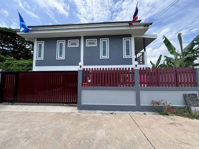 TEL : 092-288 9359 คุณดนิตาLine : https://line.me/ti/p/yxo92dHWP1ขายบ้านเดี่ยวมือสอง สไตล์โมเดิร์น ฝั่งทะเล สัตหีบ ชลบุรีรายละเอียด : บ้านสไตล์โมเดิร์น สร้างเต็มพื้นที่ เนื้อที่ขนาด 54 ตรว. พื้นที่ใช้สอย 216 3 ห้องนอน 3 ห้องน้ำ ขายพร้อมเฟอร์นิเจอร์ห้องครัว และที่จอดรถใต้ถุน 1คัน  ราคาขาย 6,900,000 ล้านบาท F-A15 (203)