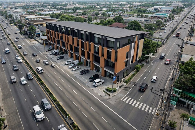 ตกแต่งแล้วระดับพรีเมี่ยมแล้ว 3.5 ชั้น ใหญ่ ให้เช่า ถูกที่สุด ร้านกาแฟ ร้านสัก ร้านเล็บ ติดถ.77 ถึง 81 4นอน 3น้ำ  22,998 B-M  อาคารพาณิชย์หรูสไตล์ยุโรป Luxurious European style 3.5 Storeys The cheapest Coffee shop tattoo parlor nail salon located on the main road along Phetkasem Road 77 to 81 already at a premium level.commercial building for rent on a prime location 4bed 3bath 22,998 B-M featuring elegant architecture practical layouts and full facilities ideal for café office or retail business with convenient access surrounded by residential areas schools hospitals shopping centers and mass transit within short distancesถนนเพชรเกษม 77 ถึง 81 แขวงหนองแขม เขตหนองแขม จังหวัดกร�