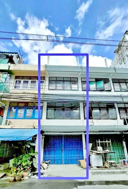 เอ็มไพร์ ทาวเวอร์ 1.7 กม.ให้เช่าตึกแถว 3 ชั้น ราคาคุ้มค่า ใจกลางสาทร รร.นานาชาติเซนต์แอนดรูว์ส 2.8 กม.3 นอน 2 น้ำ เหมาะอยู่อาศัย หรือโฮมออฟฟิศ  มีดาดฟ้าขนาดใหญ่ 30 ตร.วา.360 ตร.ม. 18,999 B-M.  ใกล้แหล่งงาน และย่านธุรกิจสีลม BTS เซนต์หลุยส์ 1.6กม. 7-11 Empire Tower 1.7km. BTS SaintLouis 1.6km. 7-11 3 story shophouse for rent great value in the heart of Sathorn 2.8 km. from St Andrews International School 3 bed 2 bath Suitable for residence or home office Large rooftop 30 sq.wa. 360 sq.m. 18,999 B-M  Close to employment and the Silom business districtถ.นราธิวาสราชนครินทร์ สาทร  สีล
