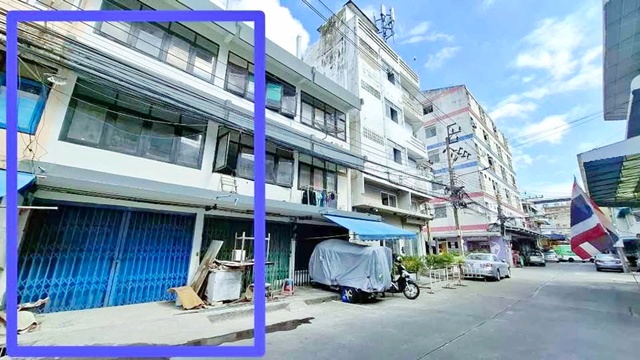 ให้เช่าตึกแถว 3 ชั้น เอ็มไพร์ ทาวเวอร์ 1.7 กม.แมคโคร สาทร 1.2 กม. BTS เซนต์หลุยส์ 1.6กม. 7-11 ราคาคุ้มค่า ใจกลางสาทร รร.นานาชาติเซนต์แอนดรูว์ส 2.8 กม.3 นอน 2 น้ำ เหมาะอยู่อาศัย หรือโฮมออฟฟิศ  มีดาดฟ้าขนาดใหญ่ 30 ตร.วา.360 ตร.ม. 18,998B-M.  ใกล้แหล่งงาน และย่านธุรกิจสีลม Makro Sathorn 1.2 km.  BTS SaintLouis 1.6km. 7-11 3 story shophouse for rent Empire Tower 1.7km.  great value in the heart of Sathorn 2.8 km. from St Andrews International School 3 bed 2 bath Suitable for residence or home office Large rooftop 30 sq.wa. 360 sq.m. 18,998B-M  Close to employment and the Silom business districtถ.นราธิ