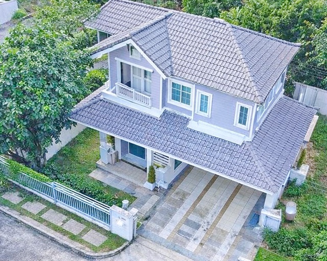 ปัญญาอินทรา 42 ตร.วา.ขาย-ให้เช่าบ้านเดี่ยวสุดหรู 2 ชั้นแสนสิริ โลตัส เลียบคลองสอง 1.8 กม.164 ตร.ม.บ้านสวยสภาพดี ฟังก์ชัน 3 นอน 3 น้ำ  34,999 B-M.ขาย 6.99 ลบ. บรรยากาศสงบ เหมาะอยู่อาศัย เดินทางสะดวก ใกล้แหล่งช้อปปิ้ง รร.นานาชาติร่วมฤดี 4.5 กม. และแหล่งไลฟ์สไตล์ครบถ้วน แฟชั่น ไอส์แลนด์ 4 กม.   Lotus Klong2 Road 1.8km. Luxury 2story detached house for sale rent by Sansiri Panya Indra Charlotteville model English Country style 42 sq.wa. 164 sq.m. Beautiful house in good condition 3 bed 3 bath Fashion Island 4 km. Location Klong 2 Road 34,999 B-M. Sale price 