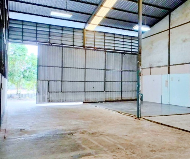 เลียบมอเตอร์เวย์ฝั่งตะวันตก ให้เช่าโกดัง 250 ตร.ม. พื้นที่ภายในโล่ง ทำเลเลียบด่วนลำลูกกา อบต.บึงคำพร้อย 3.4 กม. 24,999 B-M. เหมาะสำหรับโรงงานขนาดย่อม  ธุรกิจโลจิสติกส์ หรือคลังสินค้า รองรับการประกอบธุรกิจหลากหลาย ใกล้นิคมอุตสาหกรรมบางกะดี และการประปาส่วนภูมิภาค ธัญบุรี 1.8 กม.ถ. เลียบด่วนลำลูกกา  รร.วัดปัญจทายิกาวาส 1.2 กม. สนามกอล์ฟธัญญะ 1.5กม. Along the west of the motorway.Thanya Golf Course 1.5 km. Warehouse for rent 250