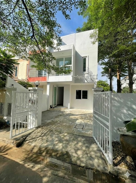 ด้านนอก 7-11 ดอนเมือง เพิ่มแอร์ 2ตัว 3นอน 2น้ำ ติดถนน เทิดราชัน รถไฟฟ้า หลักหก ม.รังสิต 2.4 กม.  ให้เช่า ทาวน์โฮมหัวมุม 13,999 B-M 30ตรว. 152 ตร.ม. Add 2a/c 3bed 2bath next Thetrachan Rd BTS LakHok Rangsit U.2.4km. Corner townhome for rent 13,999 B-M 30 sq.wa 152sqm outside 7-11 DonMueang.ติดถนนด้านนอกเปิดออกสู่ถนนนอกโครงการได้โดยตรงถนนเทิดราชัน แขวงสีกัน เขตดอนเมือง กรุงเทพมหานคร3 ห้องนอน แอร์ 2ตัว 1 ห้องโถง2 ห้องน้ำ บ้าน เจาะรั้วเข้าออกจากถนนทางเข้า นอกโครงการได้เลย�