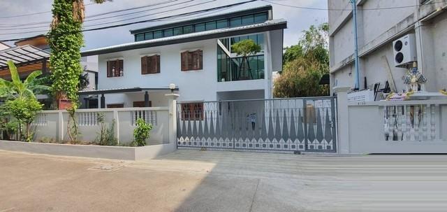 ให้เช่าบ้านเดี่ยว 2 ชั้น 70 ตรว. ย่านโชคชัย 4 ลาดพร้าว นาคนิวาส เหมาะทำโฮมออฟฟิศ ใกล้เลียบด่วน ใกล้ MRT โชคชัย4 จอดรถ 7 คัน***  ราคาเช่า 60,000 บาท / เดือน ติดต่อ:: ชยา โทร/ID Line:: 0942823961   Link Line:: https://line.me/ti/p/3xFA1An8Kcรหัส # KO764บ้านเดี่ยว 2 ชั้น ย่านโชคชัย 4 ลาดพร้าว นาคนิวาส   เนื้อที่ 70 ตารางวา พื้นที่ใช้สอย 200 ตารางเมตร 3 ห้องนอน 3 ห้องน้ำ 2 ห้องประชุมขนาดใหญ่ 1 ห้องครัวจอดรถ 7 คัน (ในบ้าน 5 คัน หน้าบ้าน 2)พร้อมเ�