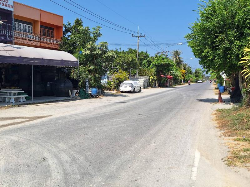 ##ขายที่ดินเปล่า 250 ตรว. ติด อบต.บ้านกุ่ม อ.เมือง จ.เพชรบุรีโซน : อ.เมืองเพชรบุรี  จ.เพชรบุรีที่ตั้ง :  ต.บ้านกุ่ม  อ.เมืองเพชรบุรี  จ.เพชรบุรี  76000ลักษณะโดยทั่วไป- ที่ดิน 250 ตรว. , ติด อบต.บ้านกุ่ม- ทำเลสวย, ติดกับร้าน ก.รุ่งโรจน์ค้าวัสดุก่อสร้าง- ทำเลดี ใกล้แหล่งชุมชน, ใกล้แม่น้ำเพชรบุรี- หน้ากว้างติดถนน 18 เมตร  ลึก 58 เมตร- เข้า-ออกง่าย  มีถนนเข้าถึงที่ดินหลายเส้นทาง ทั้งถนนลาด