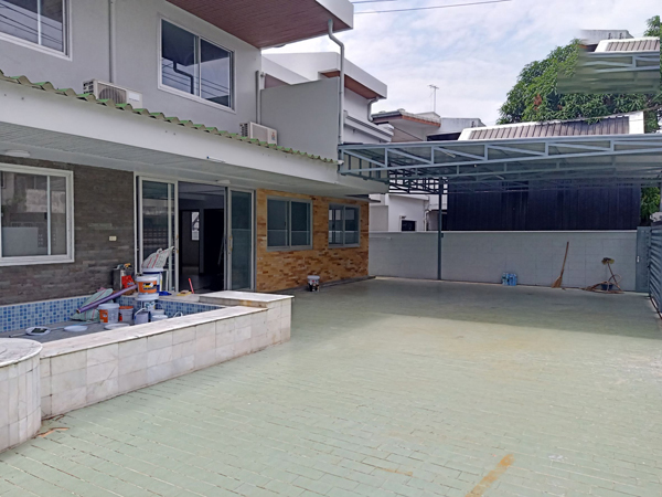 รายละเอียด  ให้เช่าบ้านเดี่ยว 2 เนื้อที่ 99 ตารางวา พื้นที่ใช้สอย 250 ตร.ม 6 ห้องนอน 3 ห้องน้ำ  แอร์ เฟอร์นิเจอร์ครบ ตกแต่งด้วยวัสดุเกรดดี ที่จอดรถ 3  คัน 2 ห้องครัว 2 ห้องรับแขก 1ห้องแม่บ้าน ร่มรื่นด้วยสวนต้นไม้ สิ่งอำนวยความสะดวก  ศูนย์การค้าใกล้ Patt พัฒนาการ London Street Anne’s Place Tesco Lotus พัฒนาการ Thanya Park Maxvalu Supermarket ศรีนครินทร์ A-Link Square The Park กรุงเทพกรีฑา Foodland รามคำแหง Major Hollywood Pickadaily The Mall รามคำแหง Homepro พระรา�