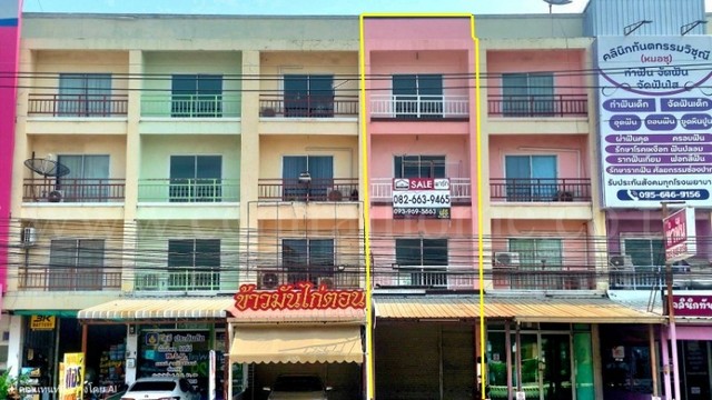 รหัสทรัพย์&nbsp; N0898&nbsp;อาคารพาณิชย์ ติดถนน พระองค์เจ้าสาย - คลอง 4 ลำลูกกา ราคาถูกที่ตั้ง :&nbsp;ถนนพระองค์เจ้าสาย คลอง 4 ตำบลลาดสวาย อำเภอลำลูกกา จังหวัดปทุมธานี 12150รายละเอียดทรัพย์- อาคารพาณิชย์ 4 ชั้น 27.3 ตารางวา พื้นที่ใช้สอย 450 ตารางเมตร&nbsp;- 3 ห้องน้ำ, 1 ที่จอดรถ และมีดาดฟ้า&nbsp;- ตัวตึกอยู่ติดถนนใหญ่เส้นพระองค์เจ้าสาย ทำเลทองที่มีรถผ่านตลอดทั้งวัน- เหมาะสำหรับทำโฮมออฟฟิศ (Ho