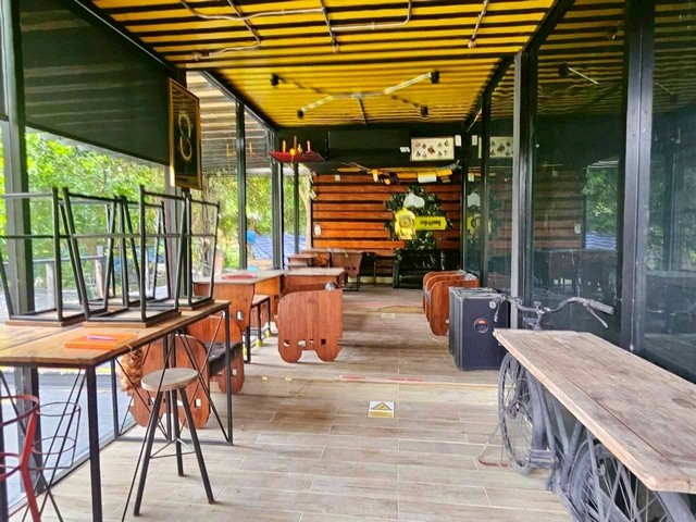 #ขายและให้เช่าที่ดินพร้อมสิ่งปลูกสร้างอมตะนครชลบุรี#ให้เช่ากิจการร้านอาหารเครื่องดื่มพานทองอมตะ✴️บนที่ดิน  1 ไร่ 93  ตรว????ตั้งอยู่ ฝั่งนิคมอมตะนครชลบุรี❇️ราคาขาย    8  ล้านบาท    (ต่อรองได้)    ฟรีโอนถึง เม.ย.69   ✅ราคาให้เช่า  35,000  บาท/เดือน   ♨️สัญญาขั้นต่ำ  3  ปี   ♨️ประกัน 2 เดือน , ล่วงหน้า  1  เดือน❇️รายละเอียดทรัพย์❇️✴️เนี้อที่ดิน  1 ไร่ 93  ตรว✴️สิ่งปลูกเป็นร้านอาหารเครื่อ�