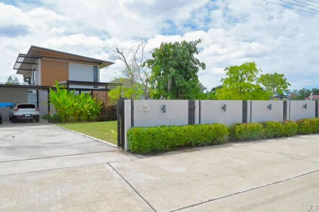 ขายพร้อมผู้เช่า 10 ล้าน – #น้ำแพร่ #หางดง บ้านเดี่ยว 2 ชั้น ทำเลทอง พื้นที่กว้างขวาง #ใกล้วัดโขงขาว #ห่างถนนคันคลองชลประทาน เพียง 100-200 เมตร  #เหมาะสำหรับพักอาศัยหรือปล่อยเช่าต่อเนื้อที่ 190 ตารางวา3 ห้องนอน 3 ห้องน้ำห้องนั่งเล่นห้องครัวจอดรถได้หลายคันปัจจุบันมีผู้เช่าอยู่ (ค่าเช่าเดือนละ 40,000 บาท)สัญญาเช่าถึง มกราคม 2570จุดเด่น:รายได้จากค่าเช่าทันทีทำเลใกล้เมือง เดิน