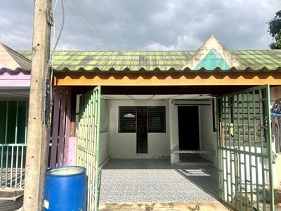 ขายด่วน!! ทาวน์เฮ้าส์ หมู่บ้านธนาทรัพย์สิน ทาวน์เฮ้าส์ 1 ชั้นครึ่ง มีชั้นลอย ขนาดพื้นที่ 25 ตร.วา พื้นที่ใช้สอย 150 ตร.ม ทำเลชุมชน ใกล้โรงพยาบาล ตลาด และแหล่งงาน.ขายทาวน์เฮ้าส์ 1 ชั้นครึ่ง หมู่บ้านธนาทรัพย์สิน พื้นที่ใช้สอยเยอะ คุ้มทั้งคนอยู่เองและนักลงทุน ซื้อมาอยู่เอง รีโนเวทเล็กน้อย หรือปรับเป็นบ้านปล่อยเช่า / รีโนเวทขาย ก็ได้.- พื้นที่ 25 ตารางวา พื้นที่ใช้สอ�