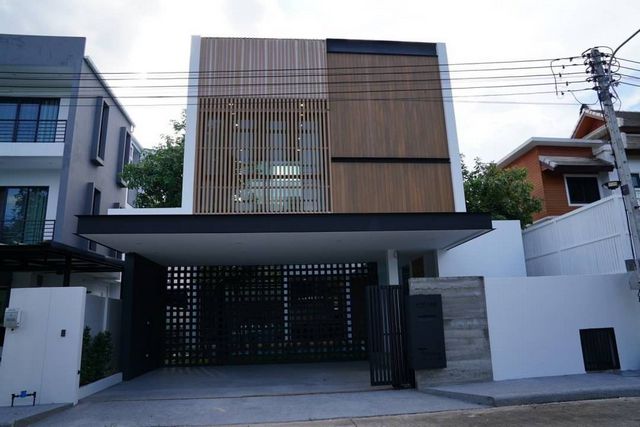 พูลวิลล่าให้เช่ารายวัน/รายเดือน 150,000 บาท/เดือน #โซนเจ็ดยอด บ้านพูลวิลล่าสวย 2 ชั้น #อำเภอเมือง #ใกล้เมญ่า #ใกล้มช. #พร้อมด้วยเฟอร์นิเจอร์บิ้วอินครบครันบนพื้นที่ 60 ตร.วา​พื้นที่ใช้สอยขนาด 315​ ตร.ม.3 ห้องนอน 4 ห้องน้ำ1 ห้องนั่งเล่น1 ห้องครัวสระว่ายน้ำส่วนตัวระบบเกลือขนาด 3.5*7 เมตร พร้อมด้วยเฟอร์นิเจอร์บิ้วอินครบครัน โดยออกแบบแตกต่างกันในแต่ละห้อง ​ห้องรับแขกขนาดใหญ�