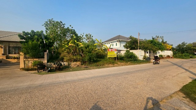 ขายที่ดินเปล่า หมู่บ้านดวงตะวัน จังหวัดขอนแก่นที่ตั้ง : ตำบลบ้านเป็ด อำเภอเมือง จังหวัดขอนแก่น 40000ขนาดที่ดิน : เนื้อที่ 1 งานรายละเอียด-อยู่ในหมู่บ้านดวงตะวัน-เหมาะกับการอยู่อาศัย และร้านค้าต่างๆ-ใกล้หมู่บ้านต่างๆมากมาย-เดินทางสะดวกทั้งเลี่ยงเมืองและเข้าตัวเมืองสถานที่ใกล้เคียง-สนามบินขอนแก่น-มหาวิทยาลัยภาคตะวันออก-บึงหนองโคตร-มหาวิทยาลัยขอนแก่น-ปร�