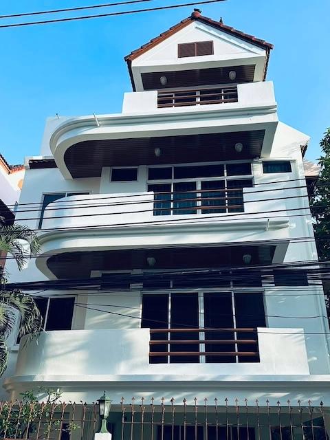 ให้เช่าบ้านเดี่ยว 4 ชั้น ถนนสุขุมวิท 31 ใกล้ BTS พร้อมพงษ์ เอ็มโพเรียม และเทอมินอล 21 อโศกราคาเช่า 120,000 บาท / เดือน ( สัญญาขั้นต่ำ 1 ปี ประกัน 2 เดือน ล่วงหน้า 1 เดือน )ที่ตั้ง ถนนสุขุมวิท ซอยสุขุมวิท 31 แขวงคลองเตยเหนือ เขตวัฒนา กรุงเทพติดต่อ : คุณภัสพงณ์ 0634098164Line : binkem22https://www.facebook.com/profile.php?id=61581484955548พื้นที่ใช้สอยประมาณ 350-400 ตารางเมตร จำนวน 4 ชั้น 5 ห้องนอน 5 ห้องน้ำ จอดรถ 2 -3 คันมีห้องแม่บ้าน สวนขน�