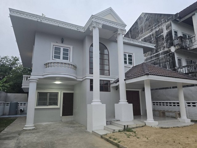 RHT2457ขายหรือให้เช่าบ้านเดี่ยว ย่านรามคำแหงหัวหมาก บางกะปิ ใกล้โรงเรียนนานาชาติแมนดาริน ปากซอยเป็นรถไฟฟ้าสถานีศรีบูรพา ใกล้ นิด้า เดอะมอลล์บางกะปิซอยรามคำแหง 68  เนื้อที่100 ตรว.สนใจติดต่อคุณเจี๊ยบ 092-851-6969Line:keti2522ราคาค่าเช่า 40,000 บาทต่อเดือน ราคาขาย 12 ล้านบาทที่ตั้ง ถนน รามคำแหง แขวงหัวหมาก เขตบางกะปิ กรุงเทพมหานคร 10240ขายและให้เช่าบ้านเดี่ยว 100 ตรว.ซอยรามคำแหง 68 พร้อมอ�