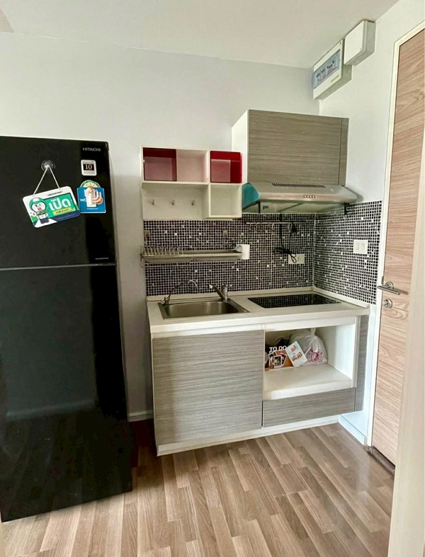 ลงทุนคุ้ม คอนโดราคาล้านต้น ๆ พร้อมผู้เช่า รับรายได้ทันทีห้องดี ทำเลรามคำแหง ปล่อยเช่าง่าย เหมาะทั้งนักลงทุนมือใหม่และมืออาชีพLiving Nest Ramkhamhaengทำเลและที่ตั้งโครงการ Living Nest รามคำแหงตั้งอยู่ในย่านรามคำแหง ใกล้แหล่งชุมชน เดินทางสะดวกGoogle Map: https://www.google.com/maps?ll=13.763404,100.640456รายละเอียดทรัพย์ประเภท: ห้องชุด คอนโดมิเนียมขนาด: 25.12 ตารางเมตรอาคาร: อาคาร Aชั้น: 4รูปแบบห้อง: 1 ห้องนอน 1 ห้องน้ำม�