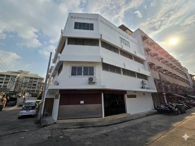 ให้เช่าตึกแถว 4 คูหาทะลุถึงกัน พื้นที่กว่า 500 ตรม. ย่านสาทร ซอยนราธิวาส 14 เหมาะทำออฟฟิศและเก็บสต๊อก*** ราคาเช่า 45,000 บาท/เดือน ติดต่อ:: ชยา โทร/ID Line:: 0942823961   Link Line:: https://line.me/ti/p/3xFA1An8Kcรหัส# JD770ตึกแถว 4 คูหาทะลุถึงกัน ย่านสาทร ซอยนราธิวาส 144 คูหา ทะลุถึงกัน พื้นที่รวมกว่า 500 ตร.มห้องทำงาน ห้องครัว ห้องผู้บริหาร ห้องน้ำ 3 ห้องปัจจุบันรีโนเวททำออฟฟิศและส่วนเก็บสต๊อกจาก BTS ช่องนนทรีเพียง 1.8 กม