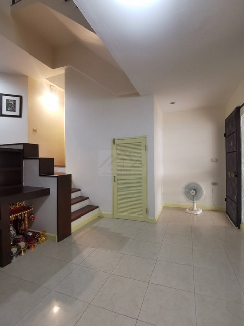 ให้เช่าทาวน์โฮม 3 ชั้น 3 ห้องนอน บ้านกลางเมือง รัชดา-เหม่งจ๋าย1 ใกล้เลียบด่วน ใกล้สถานทูตลาว *** ราคาเช่า 30,000 บาท/เดือนติดต่อ:: ชยา โทร/ID Line:: 0942823961   Link Line:: https://line.me/ti/p/3xFA1An8Kcรหัส# T26-070ทาวน์โฮม 3 ชั้น พร้อมระเบียง  บ้านกลางเมือง รัชดา-เหม่งจ๋าย1 - เนื้อที่ 22 ตร.ว. - พื้นที่ใช้สอย 300 ตร.ม.- 3 ห้องนอน 4 ห้องน้ำ- ห้องครัว พร้อมที่ดูดควัน- แอร์ 5 ตัว /เครื่องซักผ้า /ตู้เย็น/ ทีวี / เครื่องทำน้ำอุ่น / เครื่�