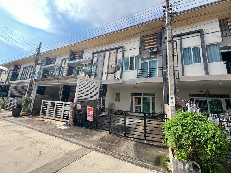 M10484กัสโต้ บางนา-สุวรรณภูมิ ทาวน์โฮม88/72  ซอย 1 ตำบลศรีษะจรเข้ใหญ่ อำเภอบางเสาธง จังหวัดสมุทรปราการพิกัดตัวบ้านhttps://www.google.com/maps?q=13.67096633,100.79493662รายละเอียดทรัพย์-  ขนาด 21.2 ตารางวา - พื้นที่ใช้สอย 132 ตารางเมตร - หน้ากว้าง 5.7 เมตร - ลึก      12 เมตร - มี 4 ห้องนอน - มี 3 ห้องน้ำ - จอดรถ 2 คัน - หน้าบ้านหันทิศใต้ สิ่งอำนวยความสะดวก-สวนส่วนกลางขนาดใหญ่ 2 ไร่ 31 ตร.ว.-สนามเด็กเล่นบนพื้นที่สีเขียว พร้อมเคร�