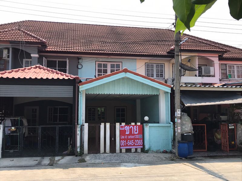 M1209 ทาวน์เฮ้าส์ 2 ชั้น หมู่บ้านณัฐวรรณ เลขที่ 12/183 ซอยสังฆสันติสุข 18  ถนนสุวินทวงศ์  ตำบลหนองจอก อำเภอหนองจอก กรุงเทพ ฯ รายละเอียดทรัพย์-ขนาด 17.8 ตารางวา - 2 ชั้น - 2 ห้องนอน - 2 ห้องน้ำ -  1 ที่จอดรถ -  1 ห้องครัว- ชั้นล่าง พื้นปูกระเบื้อง - ชั้น2 พื้นปูกระเบื้อง ราคา 1,350,000 บาทค่าโอน 50/50พิกัดแปลง http://maps.google.com/?q=13.8422636726341,100.8749431382ทำเลดีมาก บ้านพร้อมอยู่ ใกล้โรงเรียนเซ็นเธอเรซ่า สำนักงานเขตหนองจอ