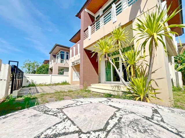 The Boulevard สวนเสือศรีราชา 2.5 กม.ขาย-เช่าบ้านหรู ศรีราชา บ้านเดี่ยว 2 ชั้น พร้อมอยู่ 24,999 B-M. ขาย 5.29 ลบ.รร.นานาชาติไทยจีน ศรีราชา 3 กม. เฟอร์ฯครบ ฟังก์ชันสมบูรณ์  3 นอน 3 น้ำ ทำเลศักยภาพ เจพาร์ค ศรีราชา 1.2 กม.  เดินทางสะดวก เหมาะอยู่อาศัย ให้ความเป็นส่วนตัวสูง สภาพใหม่ บรรยากาศดี ปลอดภัย ถ.สุขุมวิท The Boulevard Sriracha Tiger Zoo 2.5 km. Luxury house for sale rent in Sriracha 2 story detached house ready to move in 24,999 B-M.  sale price 5.29 million THB Thai Chinese International School Sriracha 3 km. fully furnished complete 