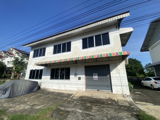 ให้เช่าโกดัง 2 ชั้น ทำเลทองพุทธมณฑลสาย 2-กาญจนาภิเษก เดินทางสะดวก ที่จอดรถเพียบ!  ค่าเช่าสุดคุ้ม!!พื้นที่กว้างขวาง ฟังก์ชันครบ ตอบโจทย์ทั้งเป็นคลังสินค้า ออฟฟิศ หรือสตูดิโอไลฟ์สดขายของ!++ พื้นที่ใช้สอยรวม 250 ตารางเมตร++ โกดัง 2 ชั้น แบ่งสัดส่วนชัดเจน++ ชั้นบนกั้นเป็นห้องไว้แล้วถึง 4 ห้อง (เหมาะมากสำหรับทำห้องออฟฟิศ, ห้องประชุม หรือห้องไลฟ์สดเก็บเสียง)++ ห้องน้ำ 2 ห