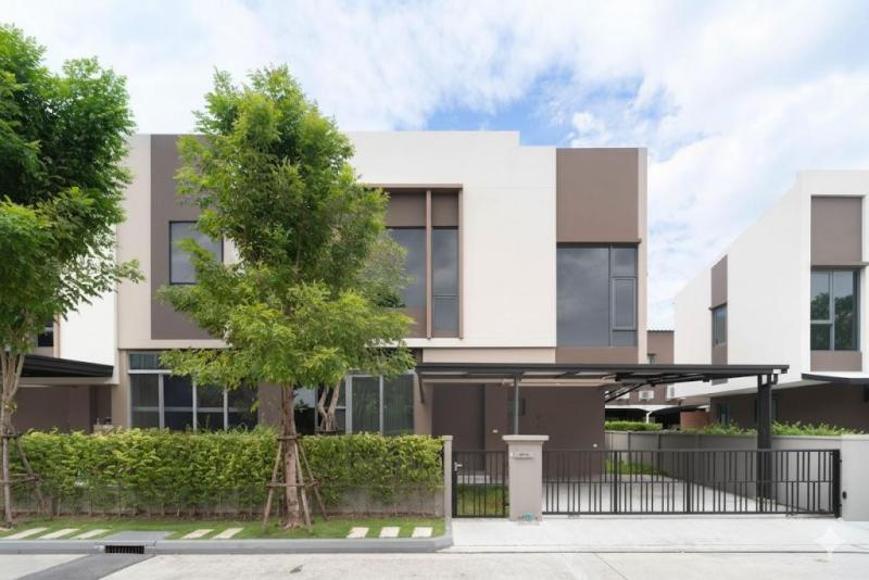 ขายหรือให้เช่าบ้านเดี่ยว2ชั้น บ้านกลางเมือง The Edition สุขุมวิท–อ่อนนุช ***ขายขาดทุน!! ใกล้รถไฟฟ้าสายสีเหลืองสนใจติดต่อ : คุณสราวุฒิ (Agent)Tel. 0994108945Line : 0994108945ราคาเพียง 8,690,000 บาท ลดจาก 9,390,000 (ต่ำกว่าราคาโครงการ)(เช่า 70,000/เดือน ลงเฟอนิเจอร์ให้)(เช่า 65,000/เดือน ไม่มีเฟอนิเจอร์)พื้นที่ใช้สอย 153 ตร.ม. (41 ตรว)3 ห้องนอน | 3 ห้องน้ำ | 2 ที่จอดรถบ้านหันทางทิศตะวันตกเฉียงใต้เพดานสูง 3.5 เมตร โปร่ง หรูสบายข�