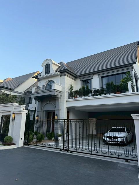 ให้เช่า-ขายบ้านเดี่ยวหรู 90 ตรว. นาราสิริ พหล-วัชรพล Narasiri Phahon–Watcharaphol บ้านใหม่ ไม่เคยเข้าอยู่ แต่งครบ พร้อมเข้าอยู่ติดต่อ:: ชยา โทร/ID Line:: 0942823961Link Line:: https://line.me/ti/p/3xFA1An8Kcรหัส# T26-061บ้านเดี่ยวหรู นาราสิริ พหล-วัชรพล Narasiri Phahon–Watcharaphol (ซีรีส์ใหม่ ขนาดใหญ่)• ที่ดิน 90 ตร.ว.• พื้นที่ใช้สอย 378 ตร.ม.• 4 ห้องนอน• 5 ห้องน้ำ (en-suite ทุกห้อง)• 2 ห้องนั่งเล่น• 2 ครัว (ครัวโชว์ + ครัวไทย)• ห้องแม่บ้าน + ห้องน้ำ• บ้านหันทิศเ�