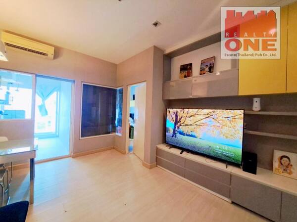 ขาย คอนโด the room-ratchada ladpraw ใกล้ MRT ลาดพร้าวราคาขาย 3,590,000 บาท  ค่าโอน50/50จัดสินเชื่อฟรี พร้อมดูแลครบทุกขั้นตอนรายละเอียดทรัพย์  :C28017· ชั้น17 ห้องมุมบนสุด อาคารD· ขนาดห้อง 41.32 ตร.ม รวมระเบียง· ความสูงเพดาน 2.8 เมตร ให้ความรู้สึกปลอดโปร่ง ไม่อึดอัด ไร้เสียงรบกวน· 1ห้องนอน 1 ห้องนั่งเล่น 1 ห้องน้ำเครื่องใช้ไฟฟ้าและเฟอร์นิเจอร์พร้อมเข้าอยู่· Smart TV 55นิ้ว ,TV 35นิ้ว ห้องนอน· เครื่องซักผ้า เคร�