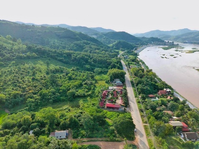 รหัสทรัพย์ M650520ขายที่ดินแปลงสวย ทำเลโดดเด่น มองเห็นวิวแม่น้ำโขงแบบพาโนรามาตั้งอยู่ที่ อำเภอปากชม จังหวัดเลย บรรยากาศดี เงียบสงบ เหมาะสำหรับการอยู่อาศัย การลงทุน หรือพัฒนาโครงการในอนาคต???? ขนาดพื้นที่รวม 4 ไร่ 2 งาน 13 ตารางวาโฉนดที่ดิน 2 แปลงขายรวมทั้ง 2 แปลงรูปแปลงลักษณะ ตัวแอล (L-Shape)???? ราคาขายเพียง 4.5 ล้านบาท (ยกแปลง)จุดเด่นของที่ดินวิวสวย มองเห็นแม่น้ำโขง วิวหล