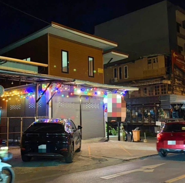 สนใจสอบถามรายละเอียดโทร 093-393-9595Line = Bank50996ด่วน 100,000 บ #ย่านดอนเมือง #ใกล้ตลาดโกสุม&nbsp; ใกล้ รร.นานาชาติ Harrow&nbsp;เซ้งร้านอาหาร&nbsp; ตรงสามแยกหลักเลย รถผ่านตลอดทั้งวัน- #มีที่จอดรถหน้าร้าน- ร้านมี 1 ห้องนอน พร้อมแอร์ ห้องน้ำแยกสำหรับพนักงาน และลูกค้า&nbsp;#พร้อมของในร้าน อาทิเช่น- เคาเตอร์ก๋วยเตี๋ยวตัวแอล-เคาเตอร์วางเครื่องpos-POS + ลิ้นชักเก็บเงิน-ตู้แช่3 ประตู-ตู้แช่แข็งเล็ก 2กลาง 1-โต�