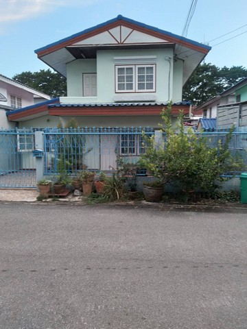 ขายถูก บ้าน 2 ชั้น 3 นอน 1 น้ำ พท. 35 ตรว. หมู่บ้านปิ่นเจริญ 4 ถ.นาวงศ์ประชาพัฒนา 17 ราคา 2,490,000 บาทสถานที่และทำเลใกล้เคียง - หน้าหมู่บ้านติดถนน นาวง มีร้านอาหารมากมาย- มีรถสองแถววิ่งรับ-ส่ง ผ่านหน้าหมู่บ้าน- ใกล้ ทางด่วน ศรีสมาน- โรบินสันศรีสมาน- ร้านสะดวกซื้อ CJ Express - ตลาดโอโซนวัน ดอนเมือง- วิทยาลัยเทคนิคดอนเมือง- รถไฟฟ้า สายสีแดง สถานีดอนเมือง- ใกล้มหาวิทยาลัย รังสิต- ใกล้ว�