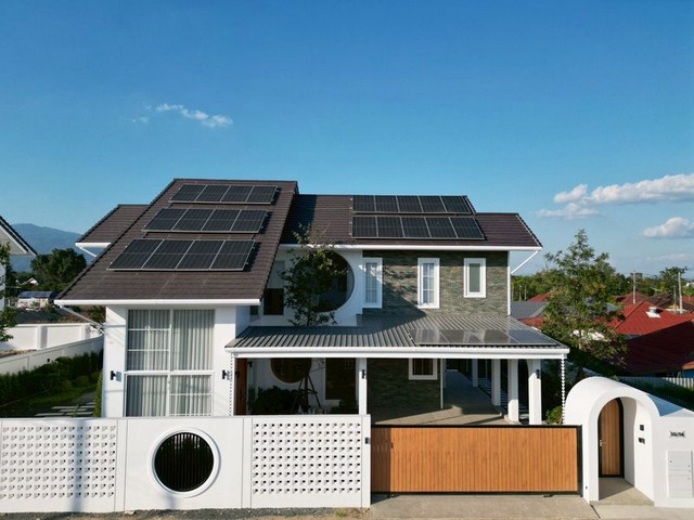 For rentตกแต่งพร้อมเข้าอยู่พลูวิลล่าใกล้นานาชาติลานนา 1.3 กม.ที่อยู่ : ต.สันผักหวาน ถนนวงแหวนรอบ 3ราคา 150,000 บาท/เดือน (สัญญา 1 ปี) เงื่อนไข : ประกันความเสียหาย 2 เดือน+ค่าเช่าล่วงหน้า 1 เดือน - ไม่มีค่าส่วนกลาง  - งดรับสัตว์เลี้ยงที่ดิน 213.3 ตร.วพื้นที่ใช้สอย 348 ตรม.4 ห้องนอน 5 ห้องน้ำโซนรับแขก/นั่งเล่น1 ครัวฝรั่ง 1 ครัวไทยHome functions- สระว่ายน้ำ(น้ำเกลือ) 4x8 ม.- โซนพักผ่อนริมสระว่ายน้ำ- รองรั�