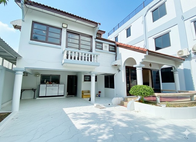 ให้เช่าคฤหาสน์ 100 ตร.วา.4นอน บ้านเดี่ยว 2 ชั้นรีโนเวทใหม่ อ่อนนุช13-19 BTSอ่อนนุช 1.8กม.ARL หัวหมาก 3 กม. สวย ย่านสวนหลวง 300 ตร.ม. 41,999 B-M  รร.นานาชาติ Bangkok Prep 2.7 กม.ฟังก์ชันครบ 41,998 B-M. น 4 น้ำ เฟอร์ฯพร้อมอยู่ สวนส่วนตัว ระบบรักษาความปลอดภัย ใกล้เซ็นจูรี่ เดอะ มูฟวี่ พลาซ่า อ่อนนุช 1.9 กม. เหมาะอยู่อาศัย ผู้บริหาร หรือชาวต่างชาติ for rent Mansion 4bed 100 sq.wa. houseOnNut 13-19  BTS OnNut 1.8km. ARL HuaMak 3 km.Newly renovated 2 story detached 41,998 B-M  in SuanLuang area  300 sq.m. 100 sq.wa. 2.7 km. from