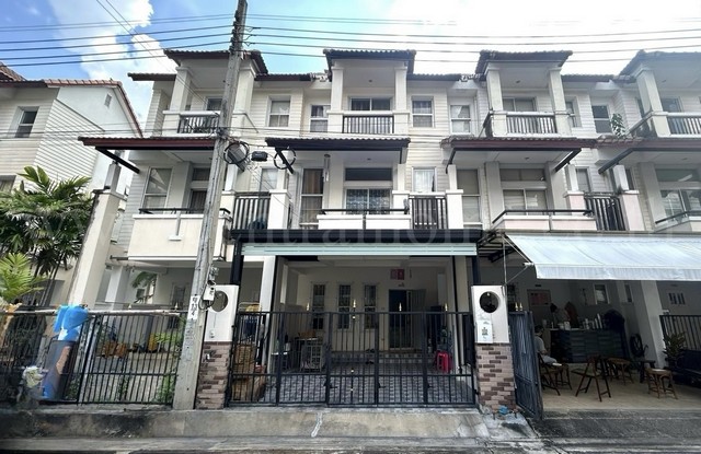 รหัสทรัพย์ 6499ทาวน์โฮม&nbsp;3&nbsp;ชั้น หมู่บ้านนารารมย์ บางกรวย ติดโซล่าเซลล์ทั้งหลังที่ตั้ง :&nbsp;ซอยวัดชลอ ถนนบางกรวย - ไทรน้อย ตำบลวัดชลอ อำเภอบางกรวย จังหวัดนนทบุรี 11130รายละเอียดทรัพย์&nbsp;- ทาวน์โฮม 3&nbsp;ชั้น&nbsp;เนื้อที่ 21.9&nbsp;ตารางวา พื้นที่ใช้สอย 180 ตารางเมตร-&nbsp;4 ห้องนอน, 4 ห้องน้ำ, 1 ห้องนั่งเล่น, 1 ห้องครัว,&nbsp;2 ที่จอดรถ&nbsp;- แอร์ 1 เครื่อง, เครื่องทำอุ่น- ติดตั้งระบบโซล่าเซลล์ทั้ง�