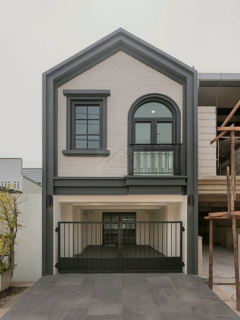 ขายทาวน์เฮ้าส์หรู 2 ชั้นสไตล์ Modern ซอยปรีดีพนมยงค์ 42 สุขุมวิท 71 รีโนเวทหใหม่ทั้งหลัง หมู่บ้านเงียบสงบ ใจกลางเมือง*** ราคาขาย 12.99 ล้านบาทติดต่อ:: ชยา โทร/ID Line:: 0942823961   Link Line:: https://line.me/ti/p/3xFA1An8Kcรหัส# T25-842 ทาวน์เฮ้าส์ 2 ชั้น รีโนเวทใหม่ทั้งหลัง สไตล์ Modern French Classic ซอยปรีดีพนมยงค์ 42 หมู่บ้านเงียบสงบ ใจกลางเมือง ใกล้เอกมัย & ทองหล่อ - ที่ดิน 24 ตร.ว.   - พื้นที่ใช้สอย 192 ตร.ม.- 3 ห้องนอน - 4 ห้องน้ำ- 1 ที่จอดร�