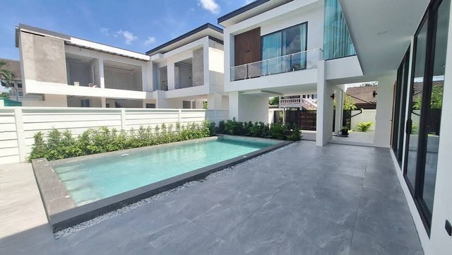 ขาย/เช่า  บ้านพูลวิลล่าสุดหรูซอยสยามคันทรีคลับ- ใกล้แยกมิตรกมล - ห่างถนนหลักเลียบรถไฟ  10 นาที- ห่างถนนสุขุมวิท 15 นาที*** sาคาเพียง 11.9 ล้านเท่านั้น #หรือเช่าเพียงเดือนละ 100,000 บาท ค่าภาษี,โอน 50/50ติดต่อ ฝ่ายขาย 0946407143แอดไลน์ตามเบอร์โทร#กดดูวีดีโอได้ตามลิงค์https://www.facebook.com/3singpoolvilla/videos/1722054861766117/## บ้านเดี่ยว 2 ชั้น - 3  ห้องนอน 4 ห้องน้ำ - 1 ห้องรับแขก 1 ห้องครัว - มีโซนบาร์ + โต๊ะอาหารสุดหรู- มีสวนร