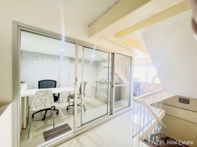 YG808 ให้เช่า อาคารพาณิชย์ ซอยวชิรธรรมสาธิต สุขุมวิท 101/1 ใกล้ BTS ปุณณวิถีติดต่อ  คุณหญิงโทร  064-345-9870Line  0643459870 คลิกที่นี่ https://line.me/ti/p/4XKklRrgLgพื้นที่ 15 ตารางวา  3 นอน 3 น้ำ 3.5ชั้น เครื่องปรับอากาศ 1 เครื่อง ชั้น1. ออฟฟิศกั้นห้องแล้วชั้น2. ออฟฟิศหรือห้องนอน กั้นห้องแล้ว มีห้องน้ำในตัวชั้น3. ห้องนอนใหญ่1 ห้องนอนเล็ก1 (เตียง/โต๊ะเครื่อง1 ห้องนอน)เหมาะเป็นออฟฟิศ พักอาศัยได้ เก็บสินค้า ไลฟ์สด ได