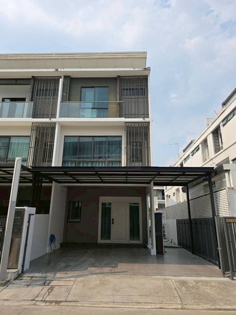 ขายโฮมออฟฟิศ 3 ชั้นหลังริม 31 ตร.ว. The Landmark เอกมัย-รามอินทรา เดินทางสะดวก ใกล้จุดขึ้นลงทางด่วน ใกล้เซ็นทรัลอีสต์วิลล์*** ราคาขาย 8.9 ล้านบาท *** ราคาเช่า 55,000 บาท/เดือนติดต่อ:: ชยา โทร/ID Line:: 0942823961   Link Line:: https://line.me/ti/p/3xFA1An8Kcรหัส# T26-077โฮมออฟฟิศ 3 ชั้น The Landmark เอกมัย-รามอินทรา- เนื้อที่ : 31 ตร.ว. - พื้นที่ใช้สอย : 168 ตร.ม.- 3 ห้องนอน 4 ห้องน้ำ- สายไฟ เคเบิ้ลต่างๆลงดินทั้งโครงการ- จอดรถยนต์ได้ 2 คัน แบบสบายๆ พร้อม